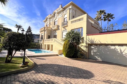 This prestigious villa, located in the heart of Nice& 039 s Cimiez residential area, combines bourge