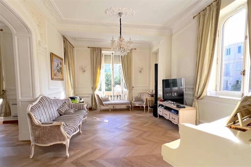 This prestigious villa, located in the heart of Nice& 039 s Cimiez residential area, combines bourge