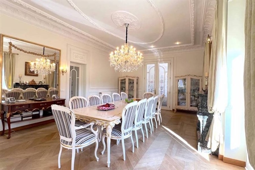 Diese prestigeträchtige Villa befindet sich im Herzen der Wohngegend von Nizza und 039 s Cimiez und