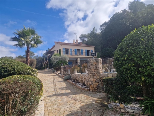 Deze charmante Provençaalse villa is een ware oase van rust en biedt een idyllische omgeving om nie