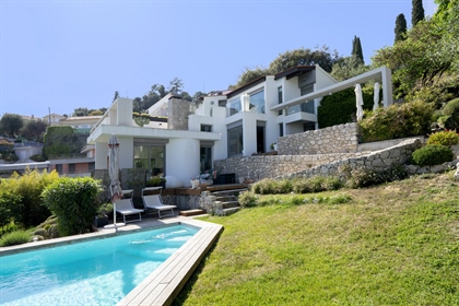 Contemporary villa of 350 m2 with panoramic views of Nice and the sea, in quiet surroundings.
