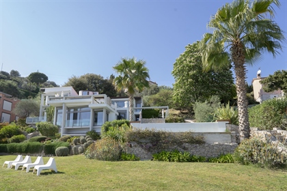 Contemporary villa of 350 m2 with panoramic views of Nice and the sea, in quiet surroundings.

