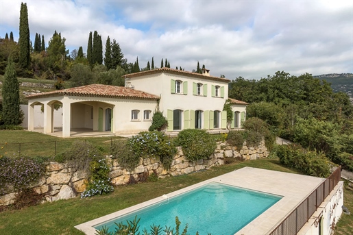 Close to the shops in the village of Opio and 35 minutes from the airport.

This villa is
