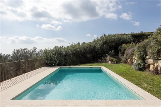 Close to the shops in the village of Opio and 35 minutes from the airport.

This villa is