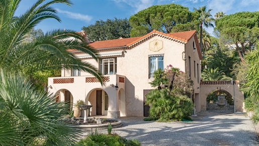 This villa enjoys a rare and exceptional location, facing the beaches of Cannes.

South-fa