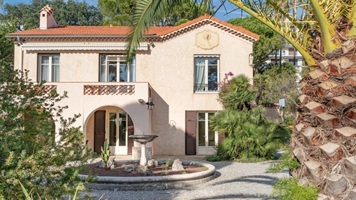 This villa enjoys a rare and exceptional location, facing the beaches of Cannes.

South-fa