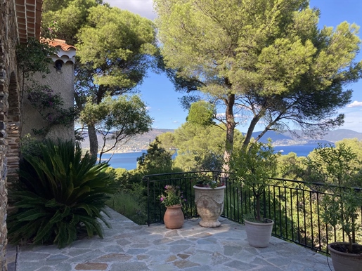Wonderful location in Cap Benat, the highly prized private and secure domaine. This villa from the 6