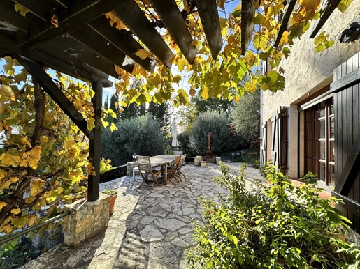 Exceptional location, few minutes from Valbonne, for this villa which needs to be renovated. 
