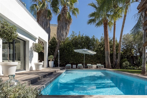 Located in a sought-after sector, within easy reach of both Juan les Pins and Antibes, This little p