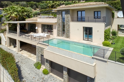 In a very sought-after environment, this luxury property benefits from a panoramic sea view and offe