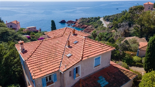 A stone& 039 s throw from the Mediterranean, come and discover this charming property built beginnin