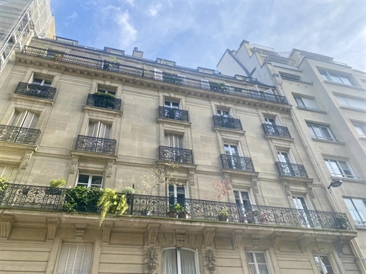 Paris 16ème, Iéna, appartement avec vue dégagée.

Dans un immeuble en pierre de taille avec ascense