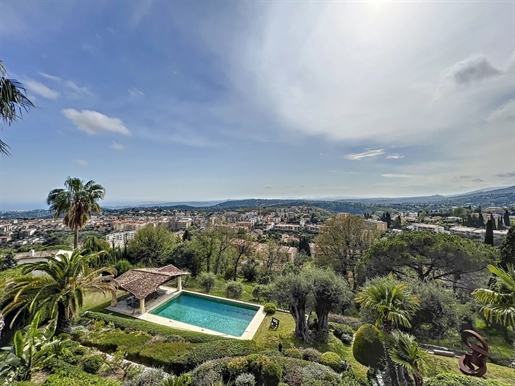 Beautifully presented luxury 270 m2 property in the medieval town of Vence.

Dominant posi