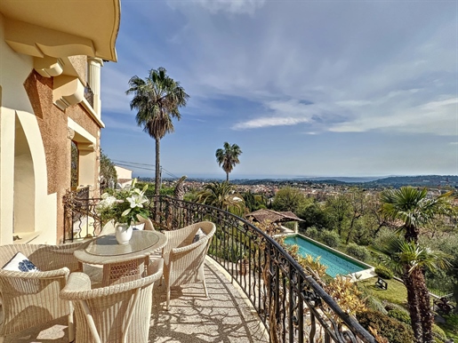 Beautifully presented luxury 270 m2 property in the medieval town of Vence.

Dominant posi