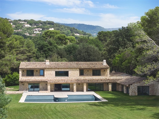 Elegance and charm are the key words for this exceptional property with the scent of Provence, locat