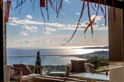 Breathtaking view on the Gulf of Saint-Tropez and the islands for this set of 2 atypical villas with