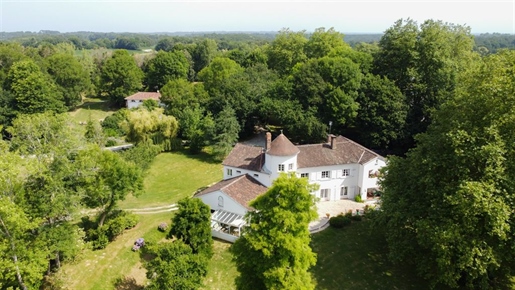Country estate set in a 5 hectare park with a multitude of outbuildings

In a quiet locati