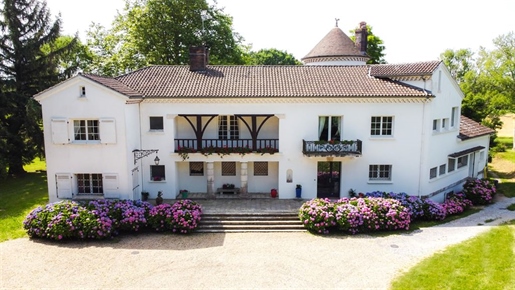 Country estate set in a 5 hectare park with a multitude of outbuildings

In a quiet locati