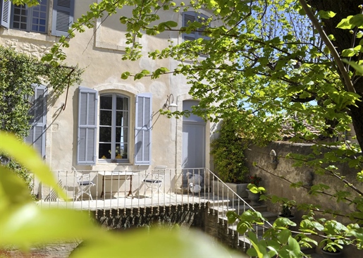 This magnificent village house dating from 1820 is a real gem. 

With its inner courtyard