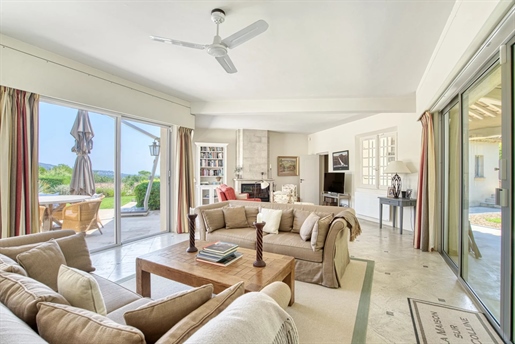An exceptional calm environment for this property composed of two villas offering a total area of 39