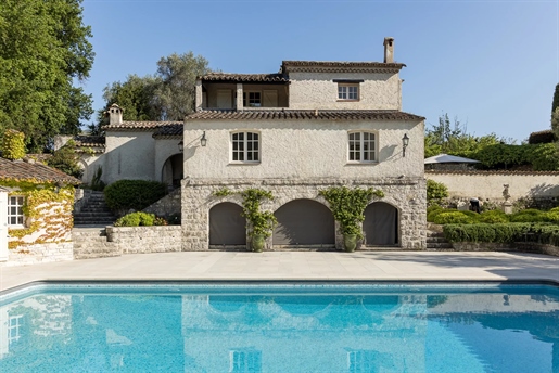 In a quiet and dominant position, this charming Provencal style property benefits from a lovely unob