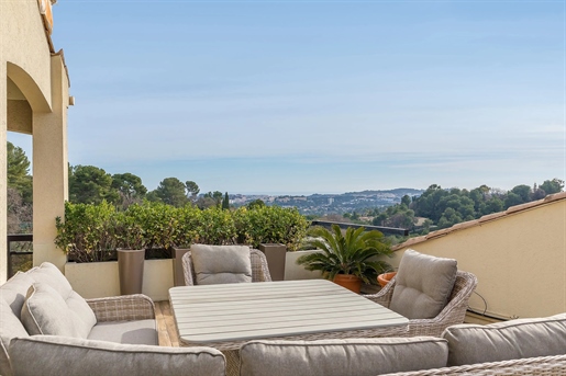 Facing south and benefiting from a panoramic sea view, in the heart of the Val de Mougins and its sh
