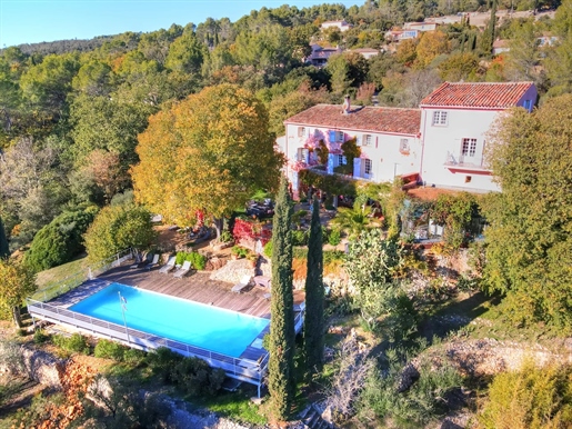 Entrecasteaux, close to the village center, this superb bastide from the 1930s welcomes you under th