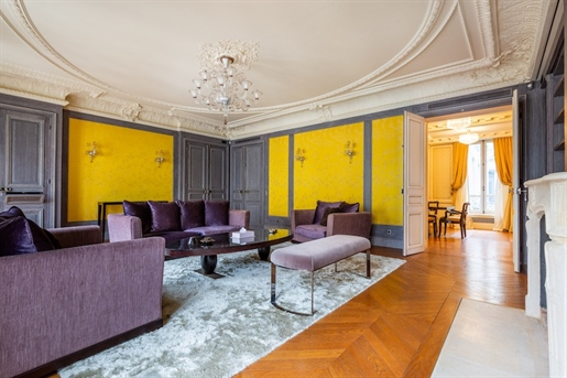 Paris 8ème - Elégant appartement haussmannien de 126 m2

au cœur du Triangle d’Or. Sur le