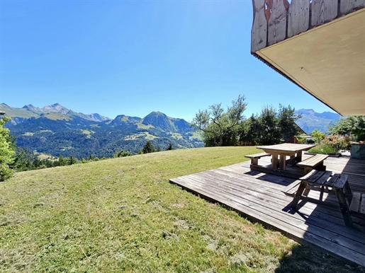 The location of this traditional chalet with a floor area of 217 m2 stood on a flat plot of 1122 m2