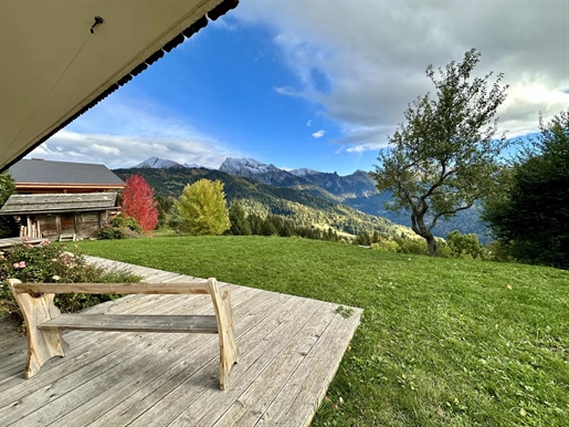 The location of this traditional chalet with a floor area of 217 m2 stood on a flat plot of 1122 m2