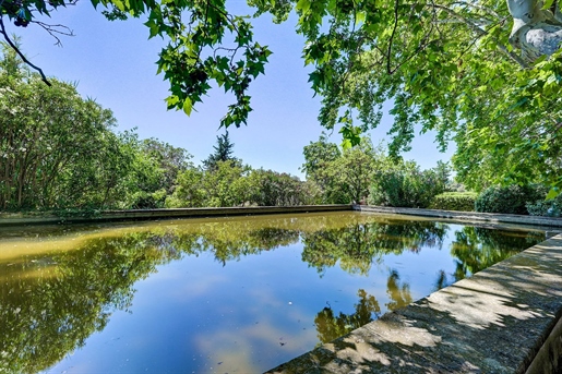 Just 20 minutes west of Aix-en-Provence, discover this sumptuous property with Proven&iacute &ccedil