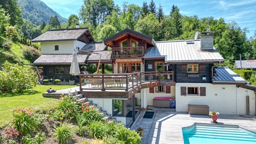 Located in Les Houches, in a quiet area close to the village center, this 241 m2 chalet offers a bea