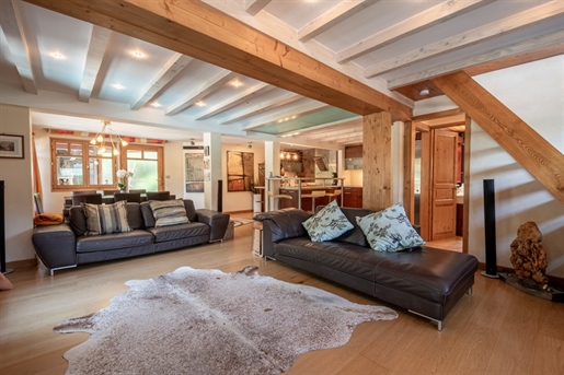 Located in Les Houches, in a quiet area close to the village center, this 241 m2 chalet offers a bea