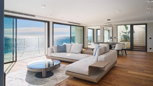 Just 2 minutes from Monaco, a sumptuous rooftop offering a unique sea view over the bay of Roquebrun