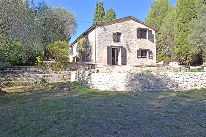 For lovers of old stones, located in a residential area, superb authentic farmhouse of around 145 m2