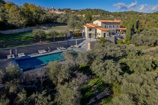 Exquise bastide en pierre datant de 1886 avec piscine à débordement et vue panoramique sur les envi