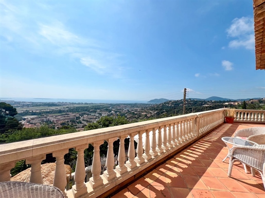 Discover this 7-room villa of 233 m2, offering a breathtaking view of the bay of Cannes, located in