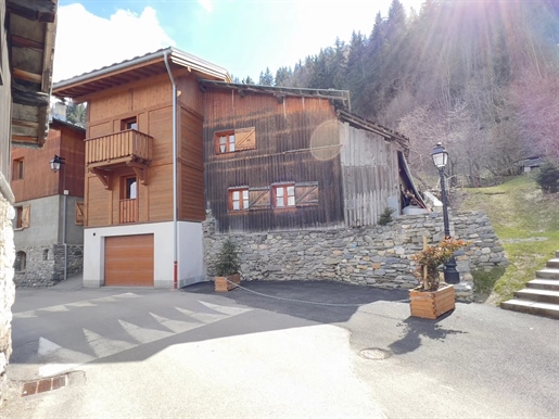 In the hamlet of Freney, this chalet of 140 m2 on 3 levels.

Accommodation:-
- Ground