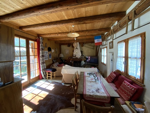 In the hamlet of Freney, this chalet of 140 m2 on 3 levels.

Accommodation:-
- Ground