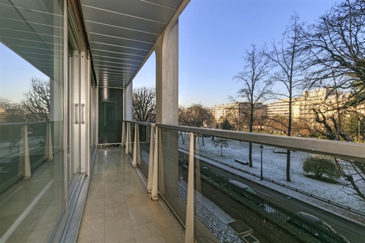 I den velhavende Paris 16th, Avenue Foch stor 1 værelses lejlighed med parkering og balkon udsigt