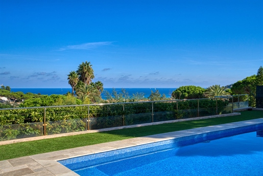 Réveillez-vous avec vue sur la mer depuis cette charmante villa, de style moderne avec une superbe 