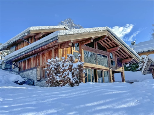 La Clusaz, individual chalet located on the edge of the ski slopes and close to the village center.
