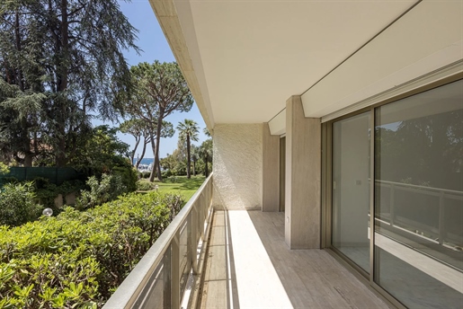 Renovated duplex apartment located in one of the most beautiful residences in Cap d& 039 Antibes.