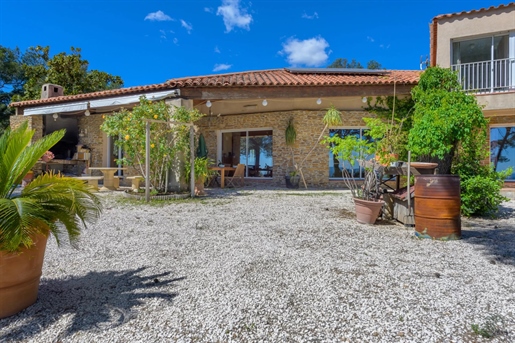 Perched on the heights of Costebelle, this 320 m2 architect-designed villa boasts generous volumes a