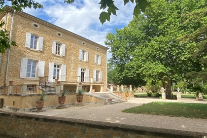 Ancienne demeure de notable en Provence, cette demeure de caractère du XIXème siècle offre des