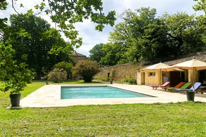 Former residence of notable in Provence, this residence of character of the XIXth century offers dis