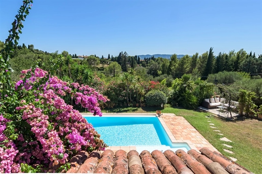 This authentic Provencal house combines the charm of the Mediterranean style with modern and attract