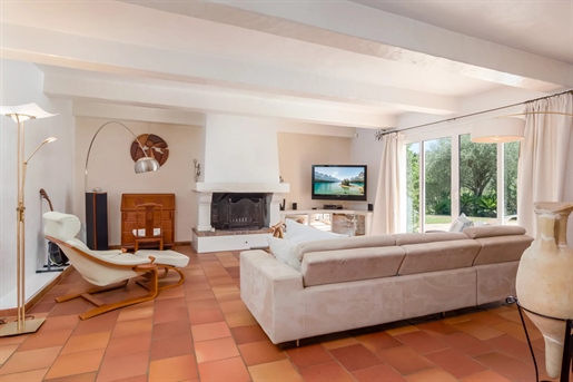 This authentic Provencal house combines the charm of the Mediterranean style with modern and attract