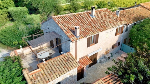 Discreet sale, surrounded by vineyards in the stunning area of Cassis, wonderful stone Mas property