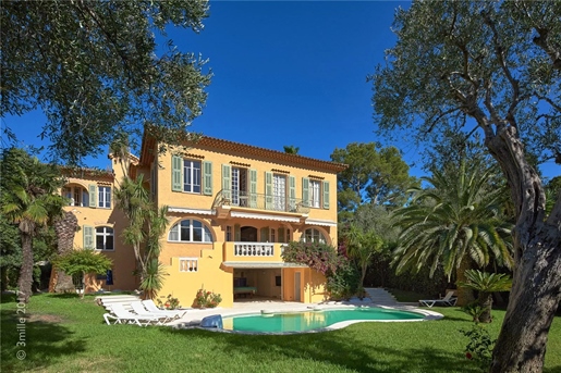 Exceptionnelle villa de style Art Déco située sur un magnifique terrain plat d’environ 1 400 m2 orné